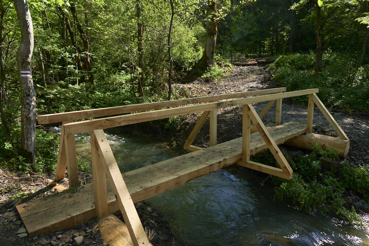 Nowy mostek nad potokiem w Duszatynie